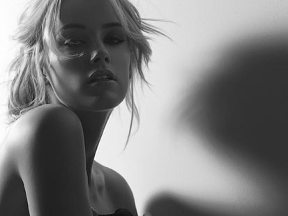 Amber Heard, atriz, mulheres, loira, ombros nus, boca aberta, olhando para o espectador, monocromático, rosto, fundo simples, HD papel de parede HD wallpaper