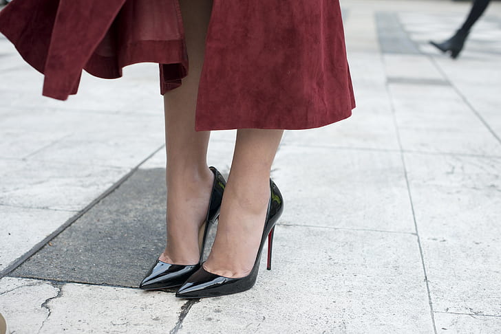 sepatu hak tinggi, Louboutin, gaun merah, kaki, sepatu hak hitam, Wallpaper HD