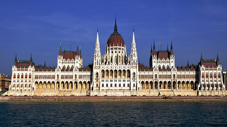 архитектура, стара сграда, град, столица, небе, Будапеща, Унгария, сграда на унгарския парламент, кула, арка, флаг, купол, готическа архитектура, сграда, река, Донау, кола, HD тапет