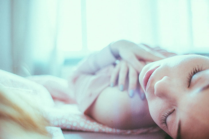 ผู้หญิงนอนหงายหลับตาใบหน้ามือบนหน้าอกเล็บสีฟ้า, วอลล์เปเปอร์ HD