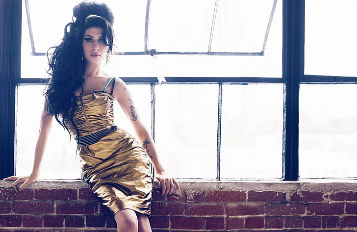 Amy Winehouse, cegły, brunetka, piosenkarka, tatuaż, okno, Tapety HD