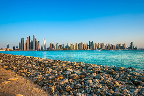 낮, 도시, 도시 풍경, 두바이, 아랍 에미리트, 마천루, 바다 동안 해변의 풍경 사진, HD 배경 화면 HD wallpaper