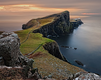스코틀랜드 해안 LightHouse HD 배경 화면, 푸른 잔디, 유럽, 영국, 자연, 풍경, 그린, 언덕, 물, 스코틀랜드, 영국, 목장, 등 대, 절벽, 초원, 스카이 섬, Neist point, 고원 및 섬, HD 배경 화면 HD wallpaper