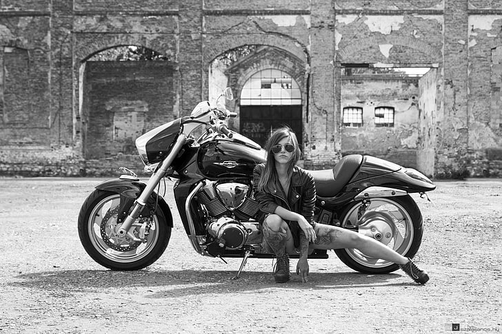 черный туристический мотоцикл, женский, модель, монохромный, мотоцикл, солнцезащитные очки, кожаные куртки, тату, высокие каблуки, ножки, раздвинутые ноги, кожаная одежда, кожаный жилет, Suzuki Intruder, HD обои