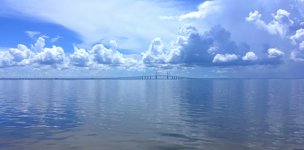 昼間の白と青空の写真の下の青い海、青い海、白、青空、写真、昼間、青い水、反射、雲、IPhoneSE、フロリダ、橋、青、自然、海、空、水、 HDデスクトップの壁紙 HD wallpaper