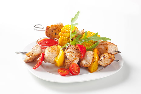 due spiedini di carne e verdure, spiedini, piatti, verdure, mais, piatto, sfondo bianco, Sfondo HD HD wallpaper