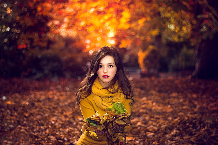 blusa marrom feminina, mulher vestindo moletom amarelo na floresta cercada por folhas secas, mulheres, outono, folhas, vestido amarelo, mulheres ao ar livre, HD papel de parede