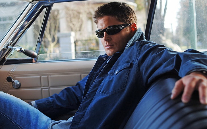 męska niebieska kurtka dżinsowa, Jensen Ackles, Dean Winchester, Supernatural, mężczyźni, aktor, samochód, telewizor, okulary przeciwsłoneczne, dżinsy, Tapety HD