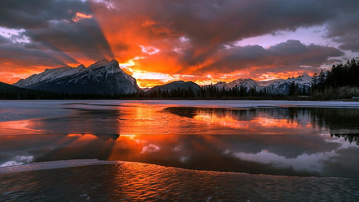 自然風景山カナダアルバータ雪冬木森林水湖太陽雲松の木凍結湖氷夕日雪に覆われたピーク反射、 HDデスクトップの壁紙