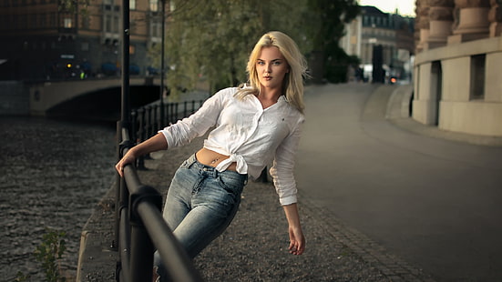 женщины на улице, женщины, городские, белая рубашка, джинсы, блондинка, модель, камелтое, HD обои HD wallpaper