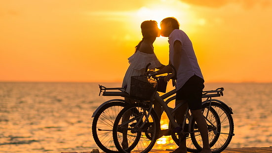 романтика, целувка, целуване, двойка, велосипед, колоездене, залез, щастие, HD тапет HD wallpaper