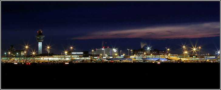 夜間、アムステルダムスキポール空港、アムステルダムスキポール空港、アムステルダムスキポール空港、夕暮れ、建物、表面、夜間、アムステルダム空港、nacht、夜、青の時間、ライト、ランプ、エプロン、KLM、エティハド、ターミナル、桟橋、空気中の建物の表面交通管制、管制塔、工場、塔、産業、製油所、煙突、汚染、空、 HDデスクトップの壁紙