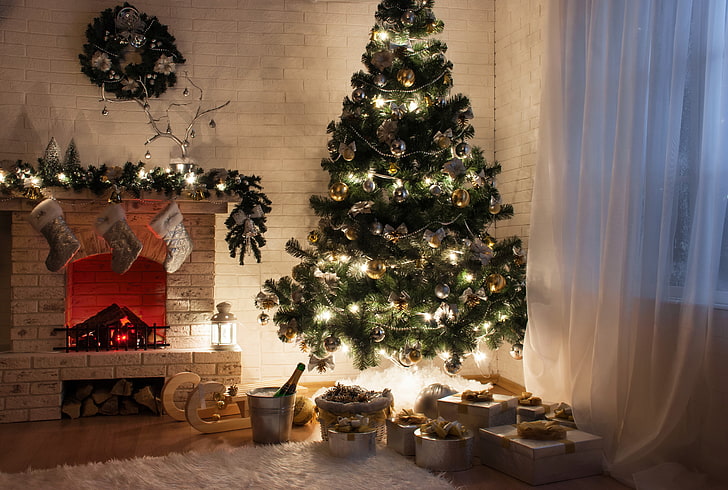 緑のクリスマスツリー、冬、壁紙、おもちゃ、ツリー、ギフト、暖炉、ボックス、新年、 HDデスクトップの壁紙