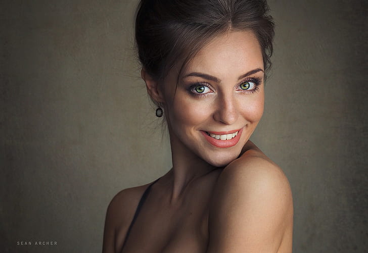 المرأة ، صورة ، شون آرتشر ، يبتسم ، خلفية بسيطة ، Anastasiya Peredistova ، امرأة سمراء ، عيون خضراء، خلفية HD