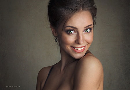 kobiety, portret, Sean Archer, uśmiechnięty, proste tło, Anastasiya Peredistova, brunetka, zielone oczy, Tapety HD HD wallpaper