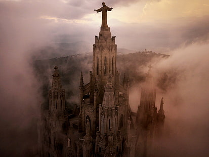 Barcelona katedra Hiszpania Jezus Chrystus architektura wzgórza widok z lotu ptaka chmury miasto kościół mgła budynek wieży statua, Tapety HD HD wallpaper