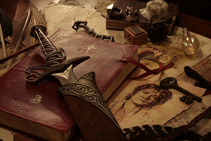 épée grise et livre rouge, armes, table, figurine, épée, clé, livre, le hobbit, Fond d'écran HD