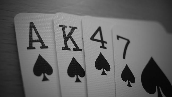 quattro carte da gioco Asso, Re, 4 e 7 di picche, AK-47, carte da gioco, Sfondo HD