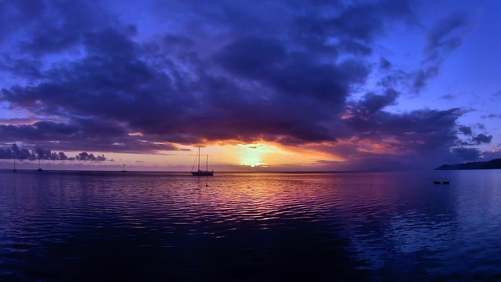 صورة ظلية لغروب الشمس ، البحر ، القارب ، ضوء الشمس ، السماء ، الغيوم، خلفية HD