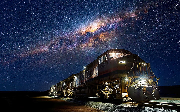 entrenar bajo el fondo de pantalla digital de noche estrellada, Vía Láctea, estrellas, tren, noche, locomotora diesel, Fondo de pantalla HD