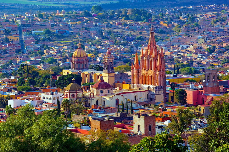 昼間、メキシコ、都市の間に茶色と白のコンクリート大聖堂の航空写真、 HDデスクトップの壁紙