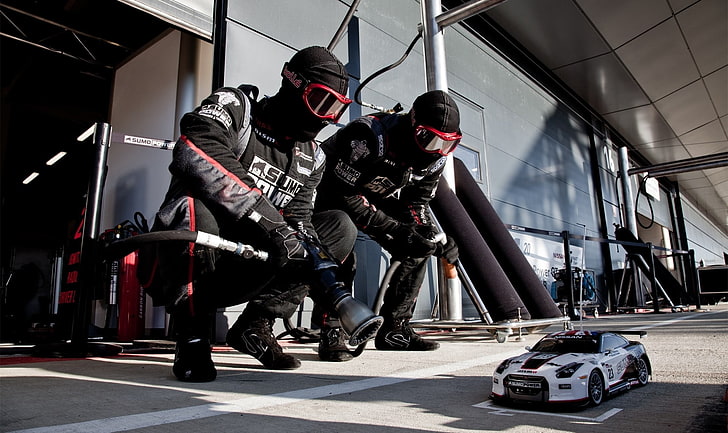 dwie osoby grające w Nissana GT-R RC, humor, samochód, Nissan GT-R NISMO, wyścigi, Tapety HD