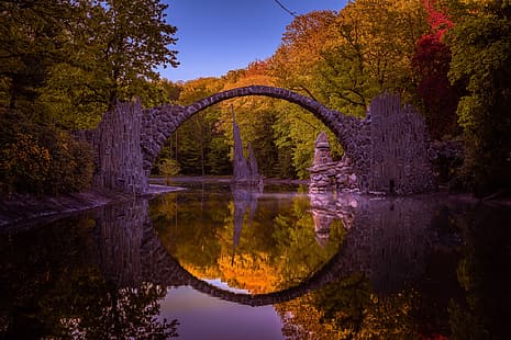 ฤดูใบไม้ร่วง ป่า ต้นไม้ สะพาน ทะเลสาบ การสะท้อน เยอรมนี แซกโซนี Rakotzbrücke ทะเลสาบ Rakotz Azalea และ Rhododendron Park Kromlau สะพาน Rakotz สะพานปีศาจ Парк Кромлау Мост Ракотц Озеро Ракотц, วอลล์เปเปอร์ HD HD wallpaper