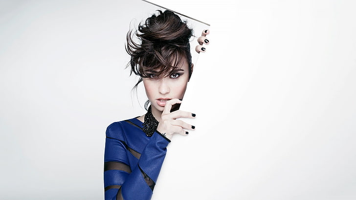 femme portant une chemise à manches longues bleue, brune, modèle, visage, fond simple, femmes, portrait, ongles peints, fond blanc, Fond d'écran HD