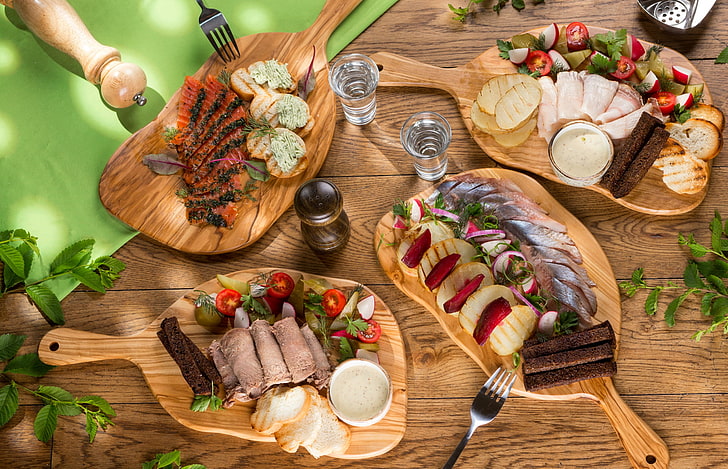 cooked food and brown wooden boards, fish, bread, meat, vodka, tomatoes, sauce, salad, potatoes, meals, appetizer, cuts, fat, salmon, herring, HD wallpaper