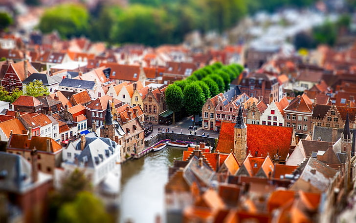 maisons brunes, photo aérienne de maisons de couleurs assorties pendant la journée, tilt shift, ville, paysage urbain, bâtiment, immeuble ancien, rivière, arbres, Bruges, Fond d'écran HD