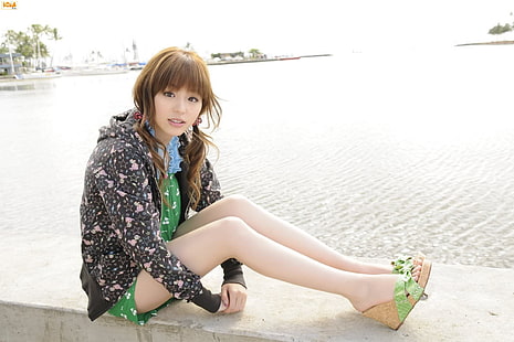 Aya Hirano, 平野 綾, donne, brunette, gambe, scarpe con zeppa, piedi, asiatiche, donne all'aperto, modello, Sfondo HD HD wallpaper