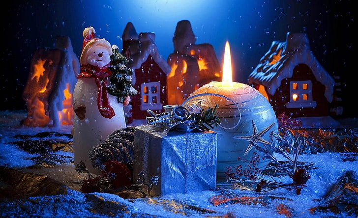 manusia salju dan dekorasi kotak hadiah, lilin, manusia salju, hadiah, rumah, liburan, tahun baru, natal, Wallpaper HD