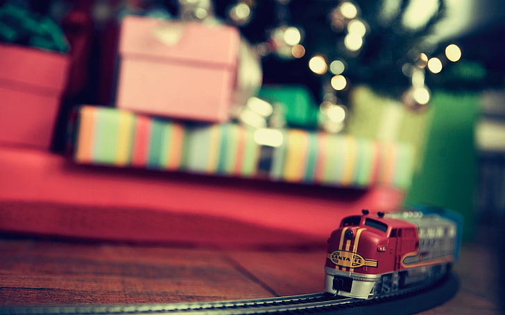 фотография със селективен фокус на червен и сив влак, червен и сив влак за играчки върху кафява дървена повърхност, влак, Нова година, подаръци, коледно дърво, дълбочина на полето, играчки, боке, Коледа, миниатюри, HD тапет