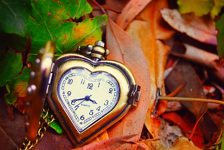 goldene Herz Taschenuhr, Herbst, Blätter, Pfeile, Herz, Uhr, Liebe, Zifferblatt, Hände, Uhr, HD-Hintergrundbild