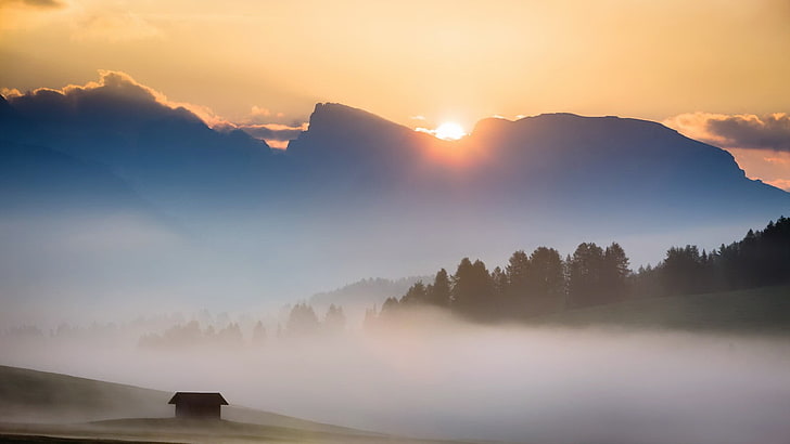 霧、自然、風景、木、イタリア、朝、霧、森、家、山、丘、雲で満たされた緑の木々の写真、 HDデスクトップの壁紙