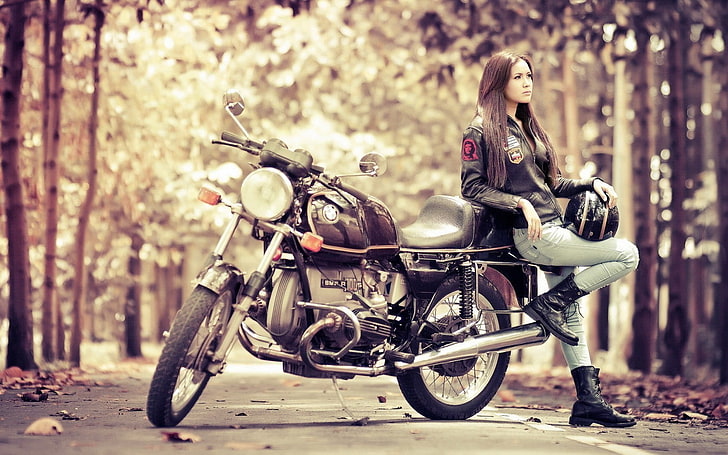 donna che si appoggia sulla fotografia color seppia di moto, donne, moto, jeans, bruna, BMW, donne con moto, BMW R100S, Sfondo HD