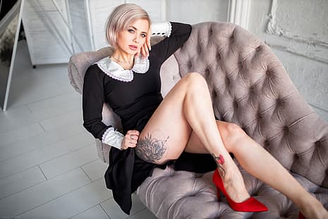 Alexey Yuriev, modelo, mujer, rubia, ojos azules, piernas, tatuaje, vestido, vestido negro, tacones altos, zapatos rojos, sofá, labios entreabiertos, tocar la cara, sentado, mirando al espectador, retrato, Fondo de pantalla HD HD wallpaper