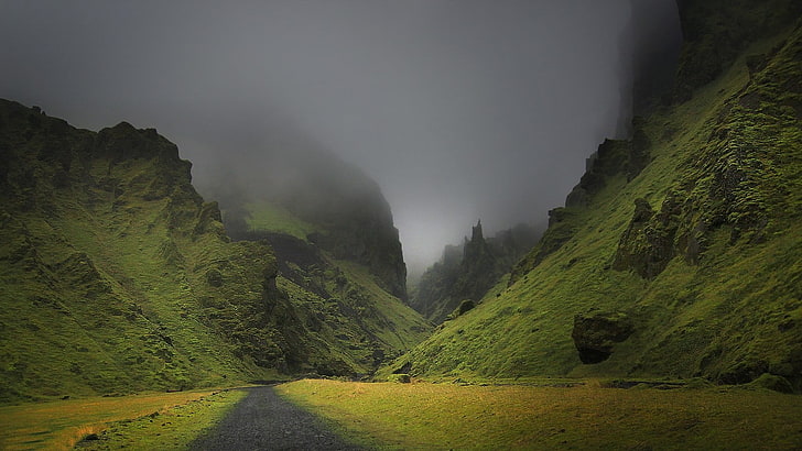 зелени планини, природа, мъгла, пейзаж, черен път, планини, тъмно, трева, HD тапет