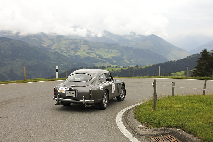graues Auto, Aston Martin, Berge, Landschaft, Straße, Jahrgang, altes Auto, Auto, England, Schweiz, Wolken, Himmel, HD-Hintergrundbild