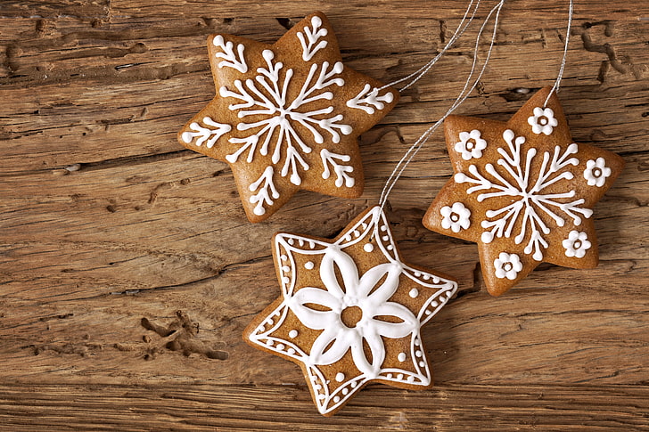 drei braun-weiße Sterne hängen Ornamente, Sterne, Schneeflocken, Neujahr, Kekse, Weihnachten, Dessert, Kuchen, Glasur, HD-Hintergrundbild