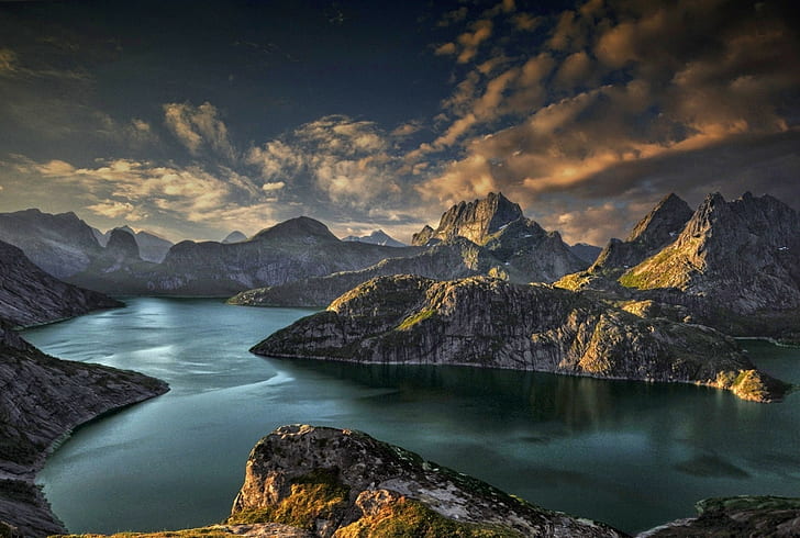 paysage nature montagnes fjord coucher de soleil nuages ​​île ciel lumière du soleil lofoten norvège, Fond d'écran HD