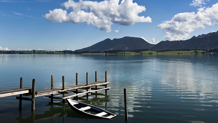 湖の桟橋とボート、茶色のカヌー、湖、ボート、山、水、自然、桟橋、雲、自然と風景、 HDデスクトップの壁紙