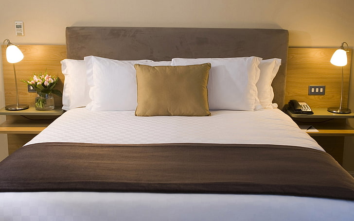 cuatro almohadas blancas, ropa de cama, dormitorio, estilo, interior, diseño, moderno, Fondo de pantalla HD