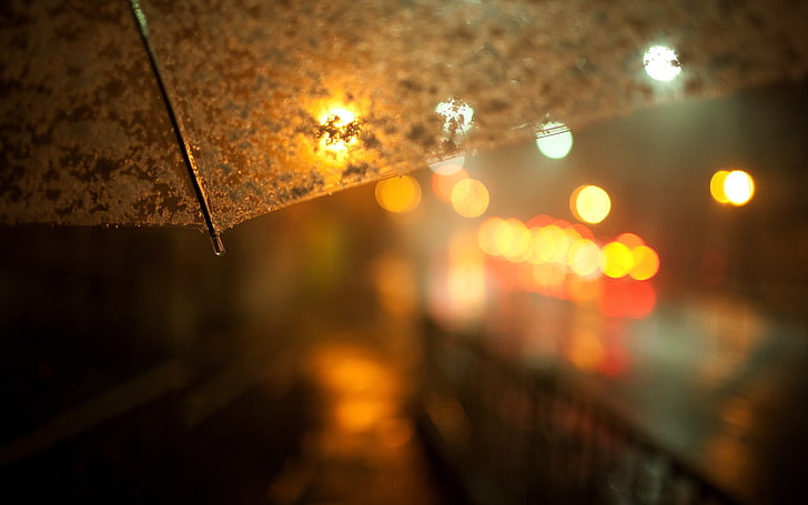 brown umbrella, bokeh photography of gray umbrella, rain, night, lights, blurred, depth of field, umbrella, bokeh, dark, HD wallpaper