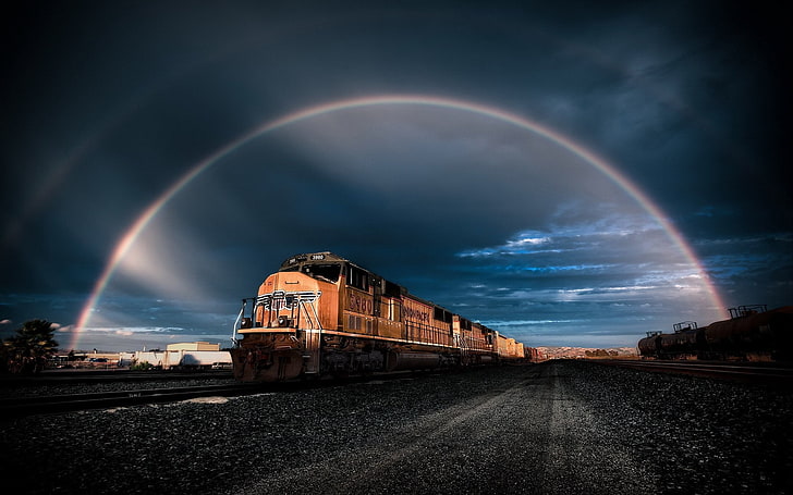 brauner und schwarzer Zug, Zug, Eisenbahn, Regenbogen, Wolken, Steine, Fahrzeug, digitale Kunst, HD-Hintergrundbild