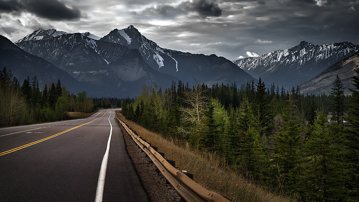 асфалтов път между дървета, бетонен път към планина, пейзаж, облаци, скала, планини, гора, буря, път, HD тапет