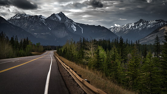 асфальтовая дорога между деревьями, бетонная дорога к горе, пейзаж, облака, скалы, горы, лес, шторм, дорога, HD обои HD wallpaper