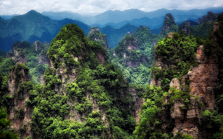 Flygfoto över bruna berg med träd under molnig himmel, natur, landskap, berg, skog, moln, träd, Kina, Avatar, HD tapet