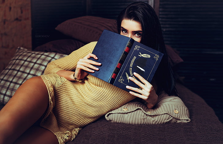 мъж в жълта рокля с дълги ръкави, държащ синя книжка с мека подвързия, жени, книги, дъбени, Иван Горохов, в леглото, HD тапет