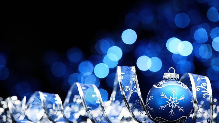 крупным планом фото синих и серых снежинок, печать безделушка, Рождество, Новый год, украшения, шарики, HD обои
